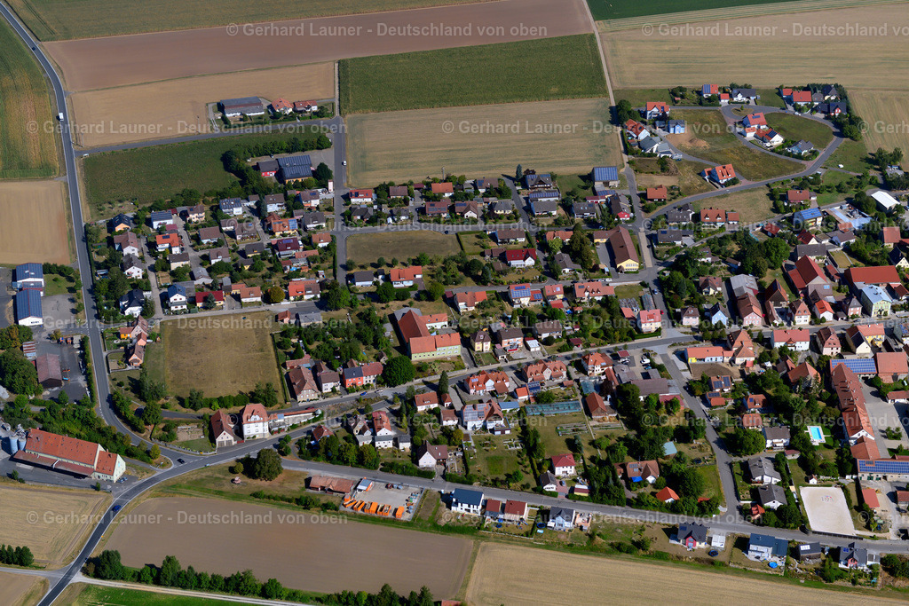 3650458 | GELCHSHEIM 13.09.2016 Ortsansicht der Straßen und Häuser der Wohngebiete in Gelchsheim im Bundesland Bayern, Deutschland // Town View of the streets and houses of the residential areas in Gelchsheim in the state Bavaria, Germany Foto: Gerhard Launer