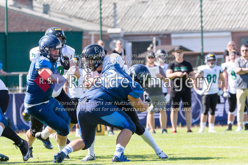 American Football, Saison 2022, Regionalliga Nord, Hamburg Blue Devils - Oldenburg Knights, Dr.-Hermann-Schnell-Sportplatz (Hamburg), 06.08.2022, 07. Gameweek | Nils Bünger (#6, Oldenburg, DE), Brandon Beisker (#74, Blue Devils, DL/LB)