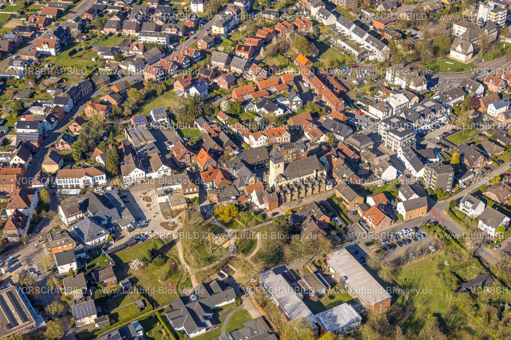 Selm250404680 | Luftbild, kath. St. Stephanus Kirche im Ortszentrum, Wohngebiet und Stephanuspark, Bork, Selm, Münsterland, Nordrhein-Westfalen, Deutschland