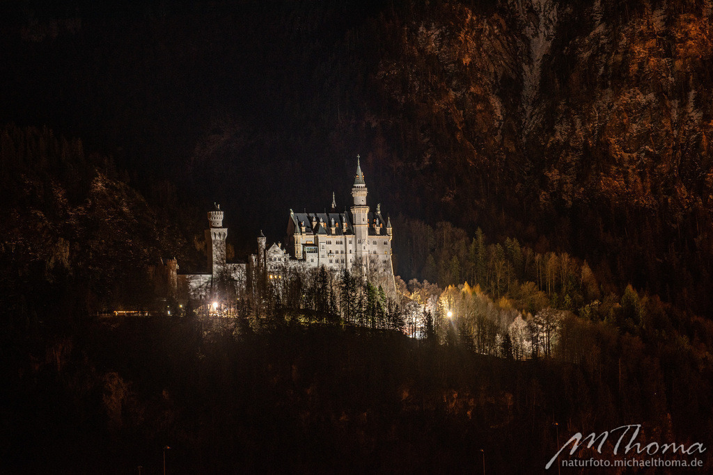 Schloss Neuschwanstein bei Nacht | Dies ist der Online-Shop von naturfoto.michaelthoma.de. Ich bin leidenschaftlicher Naturfotograf und fotografiere von der Andromedagalaxie bis zum Zwergtaucher, von der Ameise bis zum Orionnebel alles was mit Natur zu tun hat. Hier kann eine Auswahl meine - Realisiert mit Pictrs.com