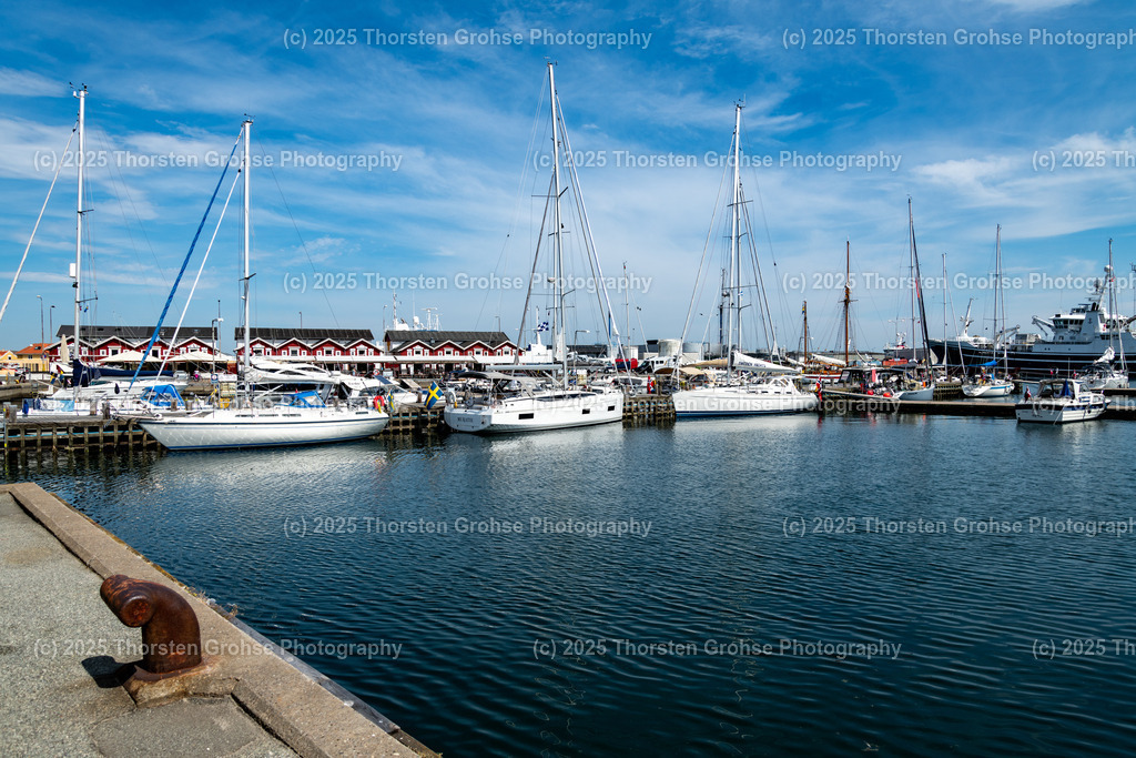 Port of Skagen at the north end of the Jutland peninsula Denmark June 2023 / Hafen von Skagen am nördlichen Ende der Halbinsel Jütland Dänemark Juni 2023 | Skagen is Denmark's northernmost town. The North Sea / Skagerrak and the Baltic Sea / Kattegat meet at Grenen Beach, which lies on the north-eastern outskirts of Skagen. / Skagen ist die nördlichste Stadt von Dänemark. Am Strand von Grenen, der am nordöstlichen Stadtrand von Skagen liegt, treffen die Nordsee / Skagerrak und die Ostsee / Kattegat aufeinander. - Realisiert mit Pictrs.com