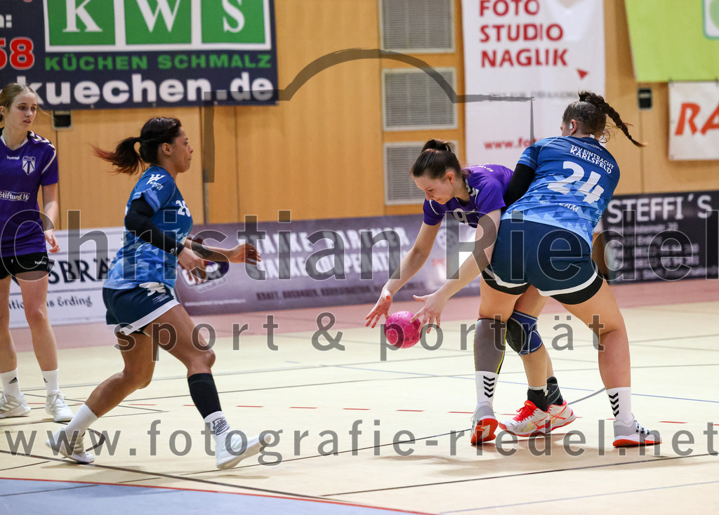 2023-01-21_094_SpVgg_Altenerding_gegen_TSV_Karlsfeld | Erding, Deutschland, 21.01.2023:
Handball, Bezirksoberliga Frauen Altbayern 2022 / 2023, 8. Spieltag, SpVgg Altenerding gegen TSV Karlsfeld, Endergebnis: 28:24

Laura Haitz (TSV Eintracht Karlsfeld, #26), Julia Kranich (SpVgg Altenerding, #9), Janine Klapproth (TSV Eintracht Karlsfeld, #24)

Foto: Christian Riedel / fotografie-riedel.net