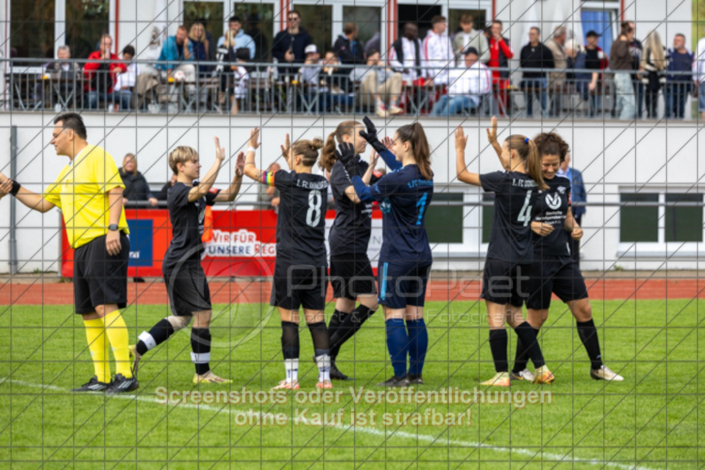 20250928_130306_0043 | #,1.FC Donzdorf (schwarz) vs. TV Derendingen (rot), Fussball, Frauen-Verbandsliga Württemberg, 03. Spieltag, Saison 2025/2026, Rasenplatz Lautertal Stadion, Süßener Straße 16, 73072 Donzdorf, 28.09.2025 - 13:00 Uhr,Foto: PhotoPeet-Sportfotografie/Peter Harich