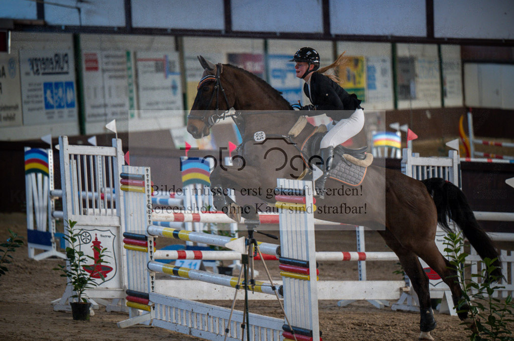 Hallenreittunier Voxtrup 2023 | Entdecke hochwertige Reitturnierfotos von Foto Oger. Professionell, emotional und authentisch – jetzt Lieblingsmomente im Shop bestellen. - Realisiert mit Pictrs.com