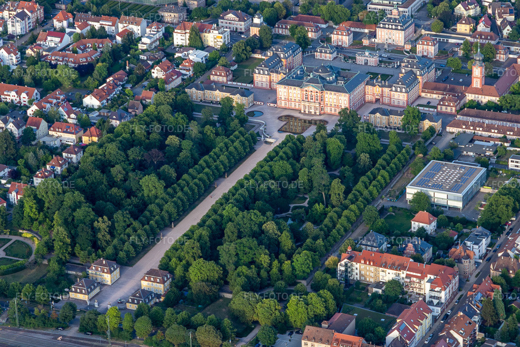 Luftbild: Schloss und Schlossgarten Bruchsal in Bruchsal im Bundesland Baden-Württemberg in Deutschland. Foto: IMG_133477.jpg vom 12.07.2022 durch Werner Riehm/FLY-FOTO.deSchloss Bruchsal