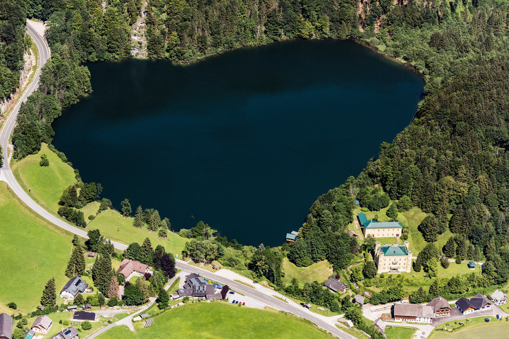 dr__0010280.jpg | WINKL 05.07.2017 Dorfkern an den See- Uferbereichen des Krottensee in Winkl in Salzburg, Österreich. // Village on the lake bank areas of Krottensee in Winkl in Salzburg, Austria. Foto: Daniel Reiter
