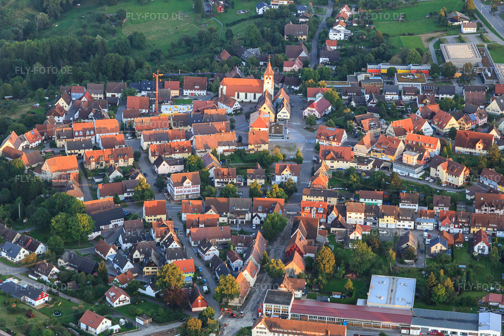 Luftbild: Marktplatz in Dornhan im Bundesland Baden-Württemberg in Deutschland. Foto: IMG_128624.jpg vom 25.08.2021 durch Werner Riehm/FLY-FOTO.de
