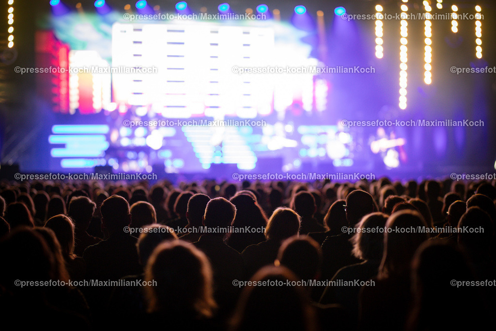 Due24052401069 | 24.05.2024, Düsseldorf, Mitsubishi Electric HALLE, Sänger Sasha (Sascha Röntgen-Schmitz) performt bei seinem Konzert - This Is My Time, Die Show - Symbolbild Feature Zuschauer Besucher Fans bei einem Konzertbesuch vor der Bühne
