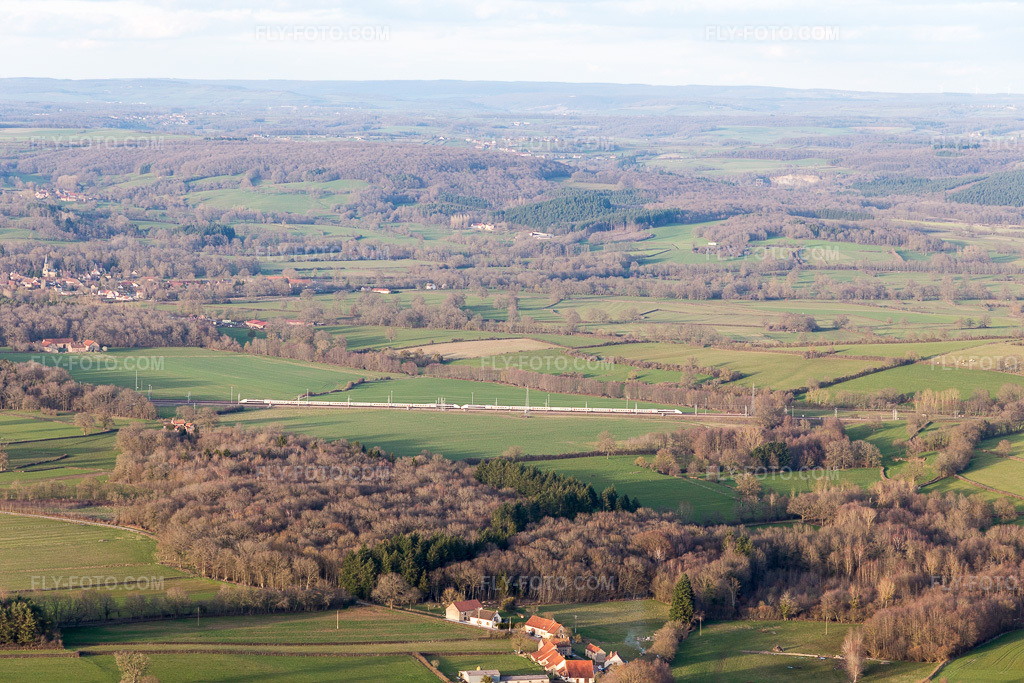 Aerial view: TGV in Sully in the state Saone et Loire, France. – Photo: IMG_105504.jpg taken on 04/01/2018 by Werner Riehm/FLY-FOTO.com – Resolution of the original: 5472 x 3648 px