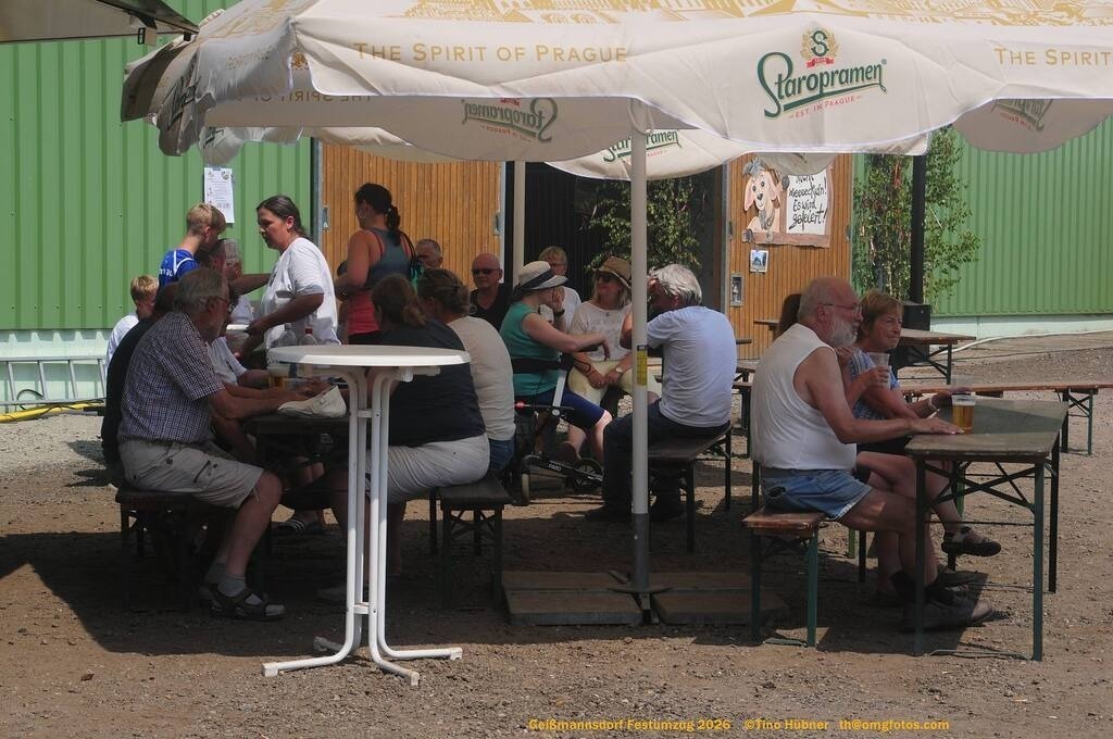 Geißmannsdorf-2026-Festumzug-046 | Festumzug in Geißmannsdorf bei Bischofswerda im Juni 2026. Fotografische Eindrücke und Momentaufnahmen vom Festumzug anläßlich des 800-jährigen Bestehens von Geißmannsdorf - mit Teilnehmern und Gästen, Strohpuppen und geschmückten Vorgärten und Grundstücken - Realisiert mit Pictrs.com