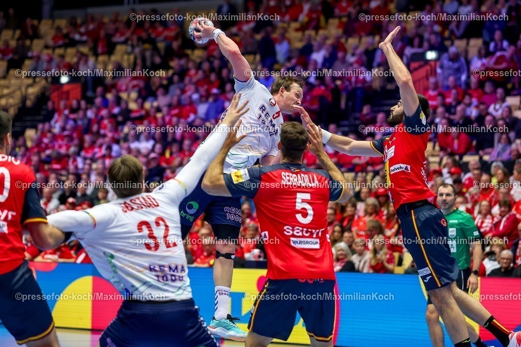 EHF22012602093 | 22.01.2026, Handball, Men's EHF EURO 2026, Spanien - Norwegen, Jyske Bank Boxen in Herning, Dänemark, Main Round:  Sander Sagosen (Norway #05) im Zweikampf gegen   Antonio Serradilla Cuenca (Espania #05)  Imanol Garciandia Alustiza (Espania #18) 