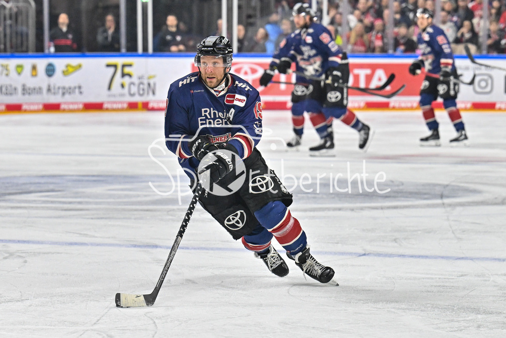 Kölner Haie - Augsburger Panther | am Puck Frederik STRORM (Koelner Haie #19) / Freisteller / Einzelfoto / DEL: Koelner Haie - Augsburger Panther, Lanxess Arena am 05.01.2025