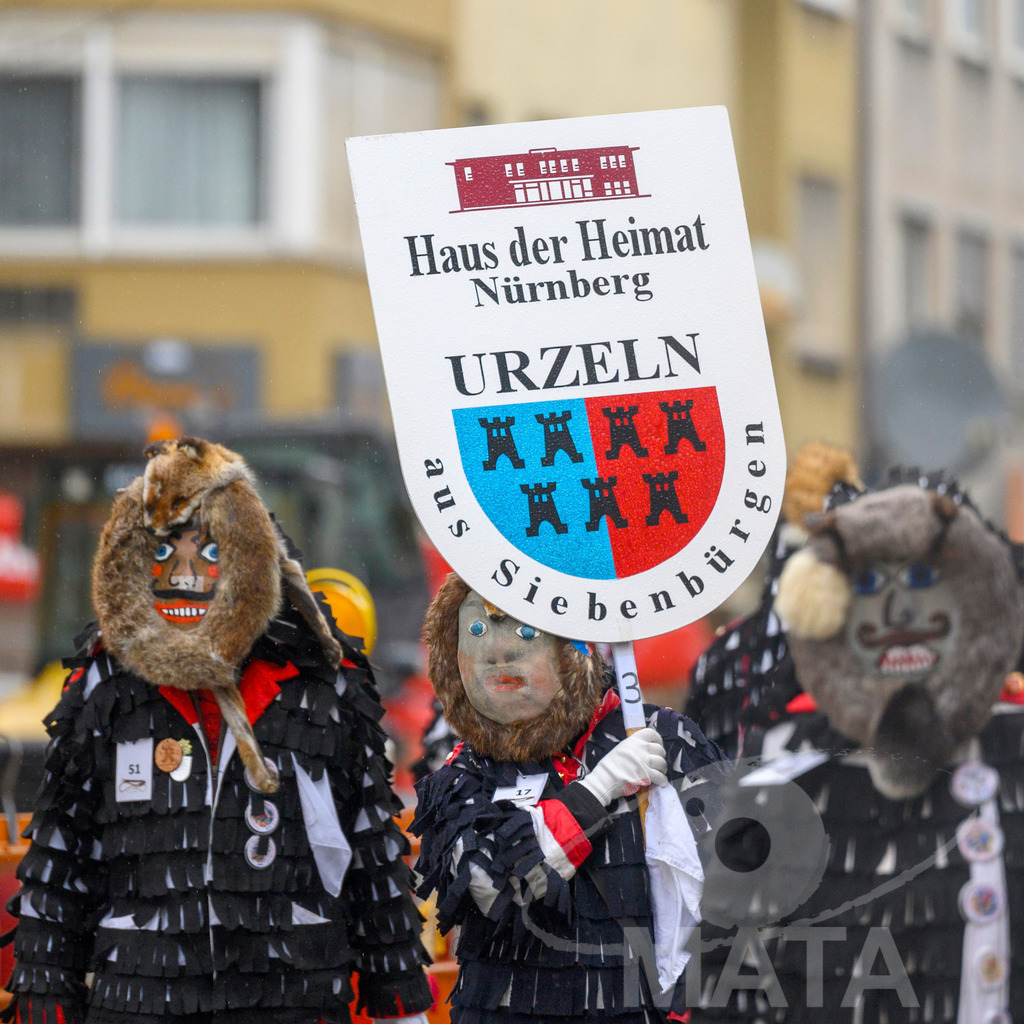 _DWA2331-2 | Trotz Nieselregen schlängelte sich der „Gaudiwurm“ am Sonntag durch die Nürnberger Innenstadt an tausenden Faschingsfans vorbei.  Nürnberg, 11.02.2024 - Realisiert mit Pictrs.com