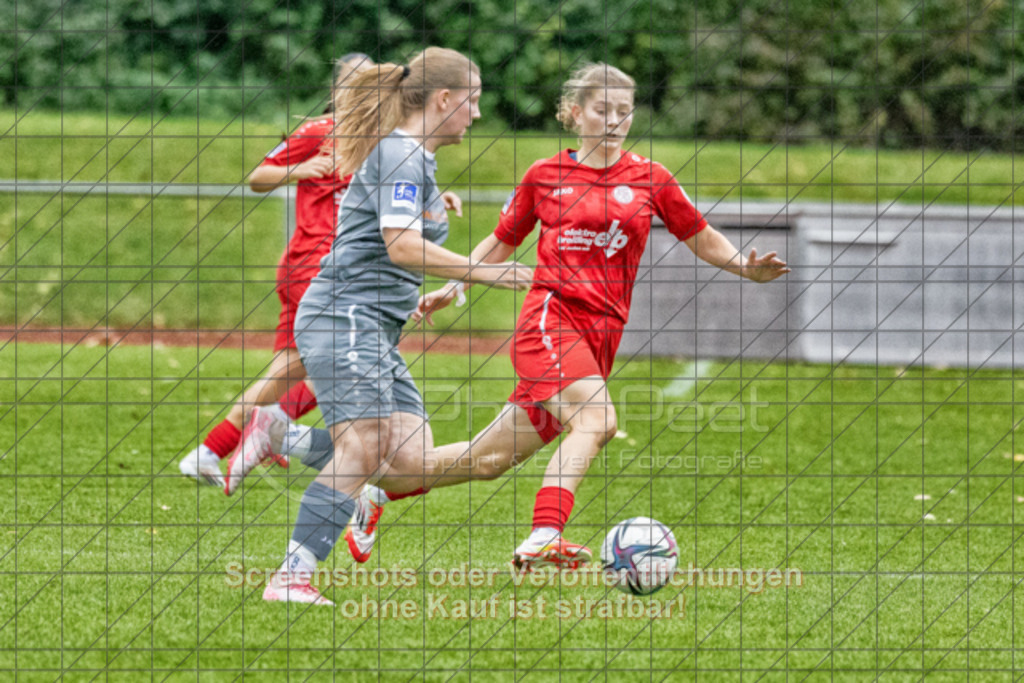 20251004_142857_0309-Bearbeitet | #,1.FC Donzdorf (rot) vs. FC Freiburg-St. Georgen (grau), Fussball, EnBW-Oberliga B -Juniorinnen, 04. Spieltag, Saison 2025/2026, Rasenplatz, Lautertal Stadion, Süßener Straße 16, 73072 Donzdorf, 04.10.2025 - 14:00 Uhr,Foto: PhotoPeet-Sportfotografie/Peter Harich