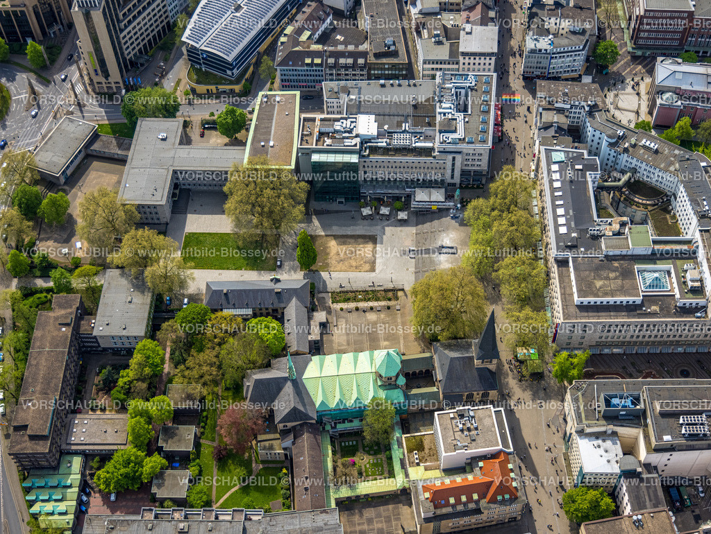 Essen240400685 | Luftbild, Kathedrale Essener Dom am Burgplatz, Burggymnasium Essen und Lichtburg Kino, Fußgängerzone Einkaufsstraße Kettwiger Straße mit Regenbogenflagge auf der Straße, grüne Bäume, Stadtkern, Essen, Ruhrgebiet, Nordrhein-Westfalen, Deutschland