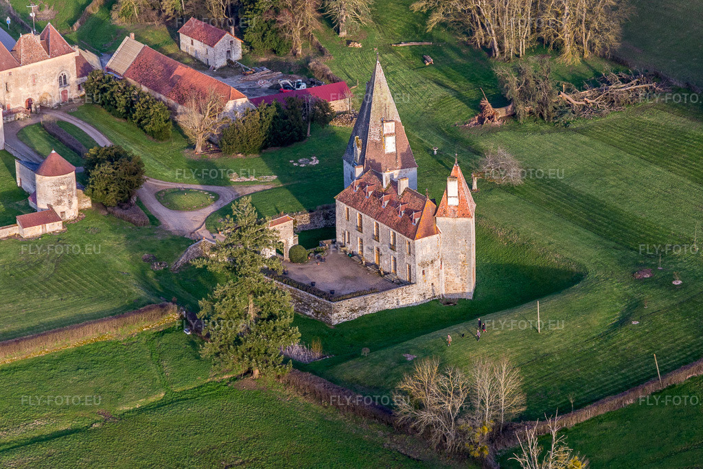 Vue aérienne: Complexe du château du Château de Morlet à Morlet dans le département Saône et Loire, France. Photo: IMG_105518.jpg prise le 01/04/2018 par Werner Riehm/FLY-FOTO.euRésolution de l'original: 4808 x 3205 px