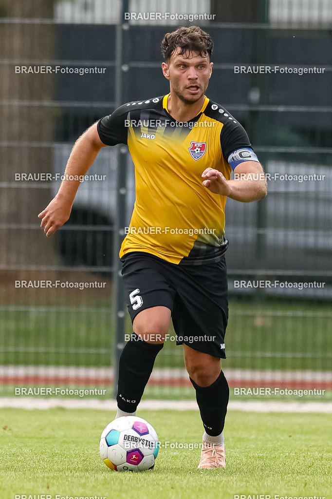 1_SVSKFC_20250726_0932.JPG -  - SV Schermbeck - KFC Uerdingen  - Testspiel | Schermbeck, Deutschland, 26.07.25: Ole Päffgen (KFC Uerdingen) in Aktion, am Ball, Einzelaktion während des Testspiel Spiels zwischen SV Schermbeck - KFC Uerdingen  in der Volksbank Arena am 26. July 2025 in Schermbeck, Deutschland. (Foto von Stefan Brauer/Brauer-Fotoagentur)