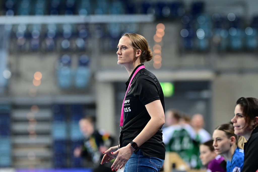 Handball I Frauen I Saison 2024-2025 I 1. HBF I 12. Spieltag I VfL Oldenburg - TuS Metzingen | Nahaufnahme, Einzelfoto, Freisteller, Portrait, Porträt, Einzelbild, Einzelfoto, Körper: Miriam Hirsch - Realisiert mit Pictrs.com