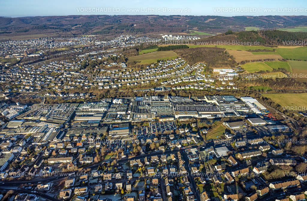 Meschede260104288 | Luftbild, Martinrea Honsel Germany GmbH Automobilindustrie-Zulieferer, Gewerbegebiet, Reihenhaus-Wohngebiet um die Nördeltstraße, rechts das DRK Seniorenzentrum Bernhard-Salzmann-Haus, Meschede-Stadt, Meschede, Sauerland, Nordrhein-Westfalen, Deutschland