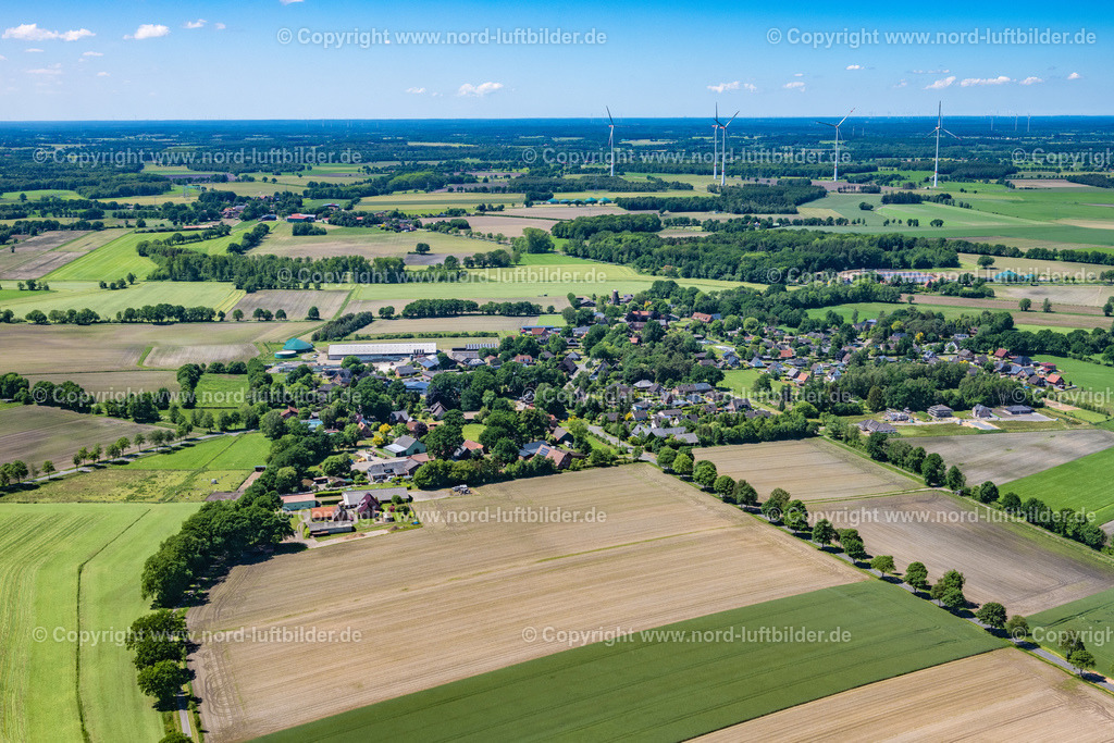 Kakerbeck_ELS_6732030622 | AHLERSTEDT 03.06.2022 Ortsansicht der Straßen und Häuser der Wohngebiete in Ahlerstedt Kakerbeck im Bundesland Niedersachsen, Deutschland. // Town View of the streets and houses of the residential areas in Ahlerstedt Kakerbeck in the state Lower Saxony, Germany. Foto: Martin Elsen