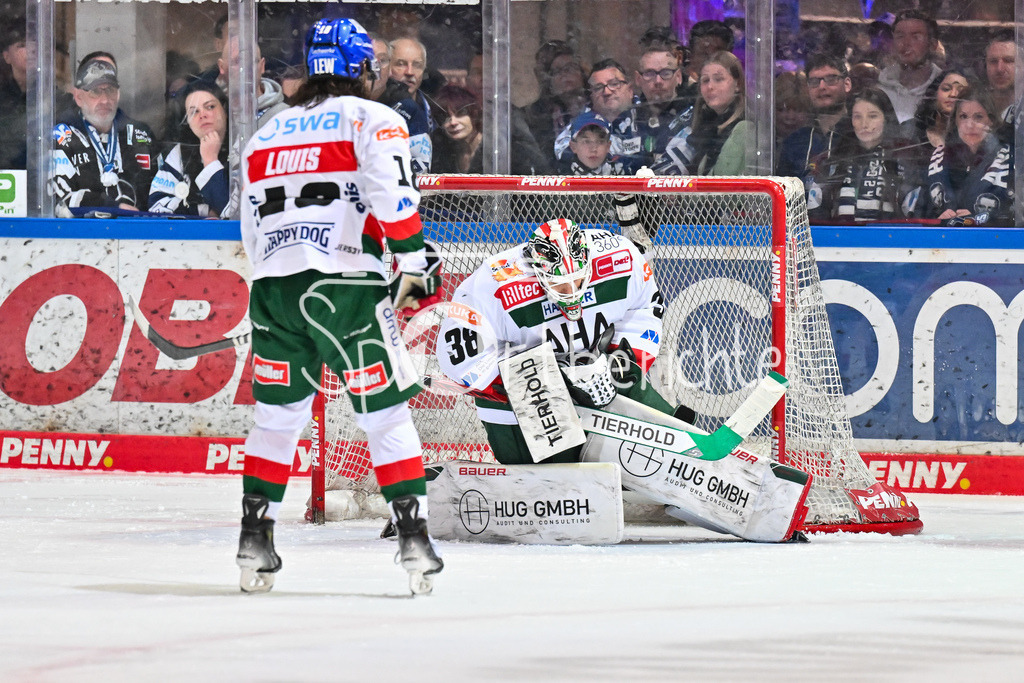 Iserlohn Roosters - Augsburger Panther | in dieser Szene kann Strauss MANN (Augsburger Panther #38) einen Schuss festhalten / DEL: Iserlohn Roosters - Augsburger Panther, Eissporthalle Iserlohn am 07.03.2025