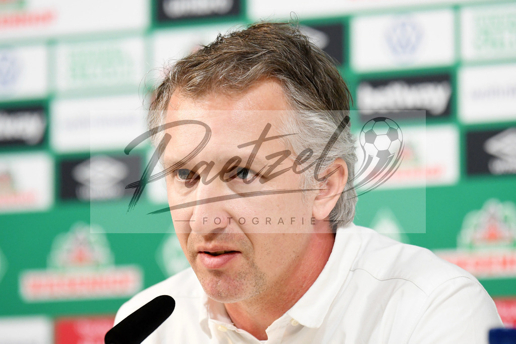 20200303_PKWBRE_0029 | Fussball, Herren: Geschaeftsfuehrer Fussball Frank Baumann (SV Werder Bremen) schaut waehrend der Pressekonferenz des SV Werder Bremen im Presseraum des wohninvest Weserstadion am 03.03.2020 in Bremen, Deutschland. - Realisiert mit Pictrs.com