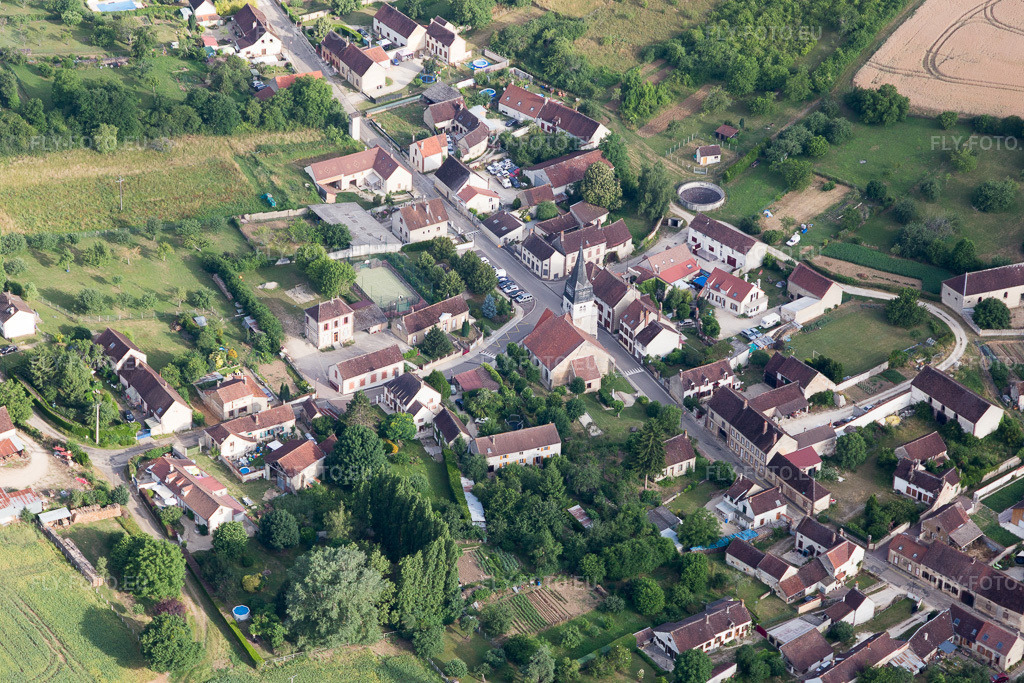 Vue aérienne: Vue de la ville à Paroy-en-Othe dans le département Yonne, France. Photo: IMG_101312.jpg prise le 25/06/2017 par Werner Riehm/FLY-FOTO.eu – Résolution de l'original: 5472 x 3648 px