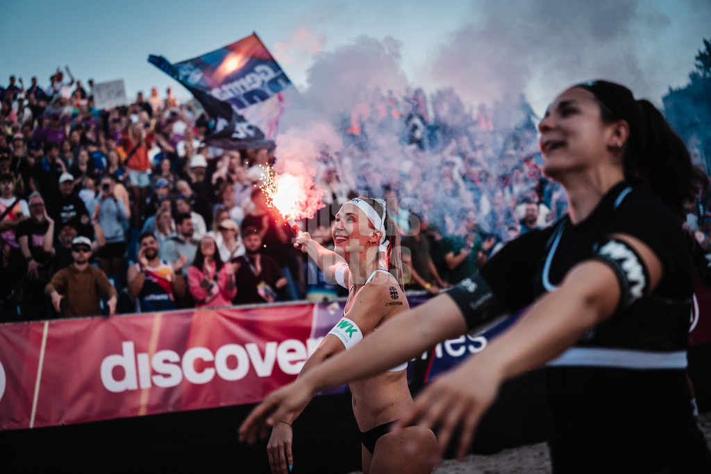 Beachvolleyball | Frauen | Deutsche Meisterschaften 2025 Timmendorfer Strand | 06.09.2025 | v.l. Sandra Ittlinger und Anna-Lena Grüne feiern den Finaleinzug mit Pyrotechnik