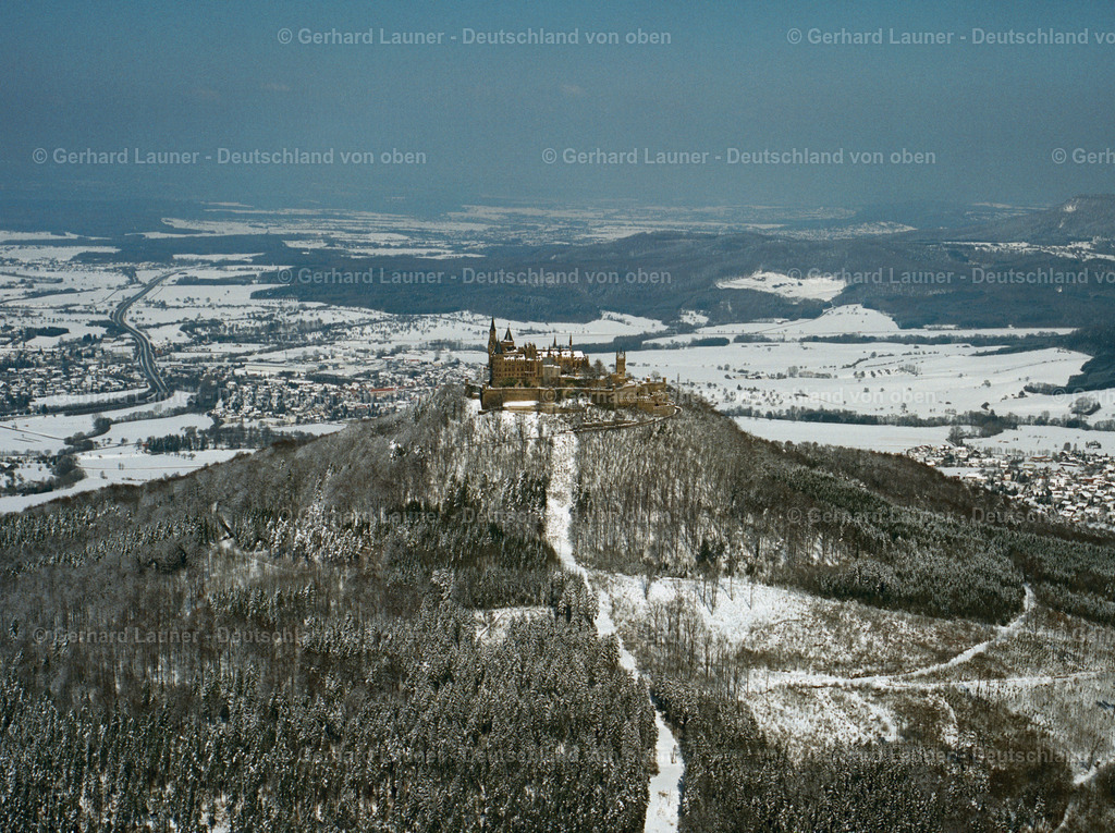 9200381 | BISINGEN 16.08.2008 Bergkuppe mit der Burg Hohenzollern, dem Stammsitz des preußischen Königshauses und der Fürsten von Hohenzollern bei Bisingen in Baden-Württemberg. Einschränkung: Nur für redaktionelle Nutzung freigegeben ! // Hohenzollern Castle, the ancestral home of the Prussian royal family and the princes of Hohenzollern in Bisingen in Baden-Wurttemberg. Restriction: Editorial use only !   www.burg-hohenzollern.com  Foto: Gerhard Launer