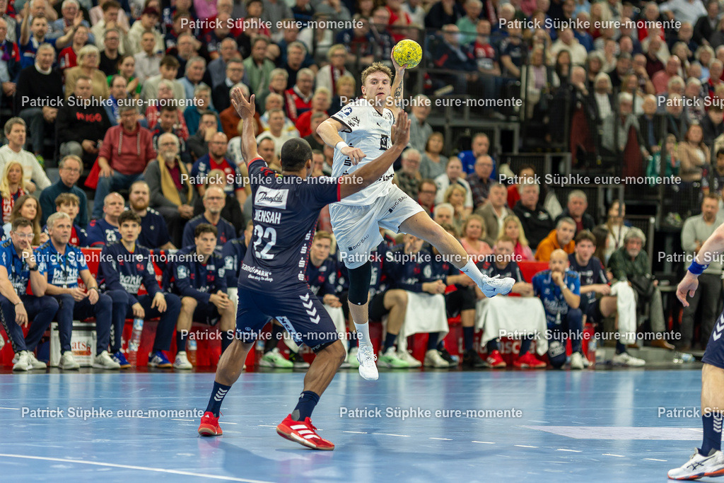 Handball I Herren I Daikin HBL I Saison 2024-2025 I 23. Spieltag I SG Flensburg-Handewitt - THW Kiel | Handball: Bundesliga, SG Flensburg-Handewitt - THW Kiel, 23. Spieltag, GP JOULE ArenaEmil wernsdorf Madsen (45, THW Kiel) SprungwurfMads Mensah Larsen (22, SG Flensburg Handewitt) blockt