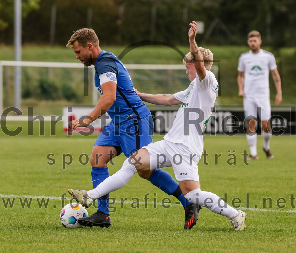2023-10-14_038_FC_Langengeisling_gegen_TSV_Siegsdorf | Erding, Deutschland, 14.10.2023:
Fußball, Bezirksliga Oberbayern Ost 2023 / 2024, 13. Spieltag, FC Langengeisling gegen TSV Siegsdorf, Endergebnis: 3:0

Hannes Dornauer (FC Langengeisling, #33), Felix Brandner (TSV Siegsdorf, #2)

Foto: Christian Riedel / fotografie-riedel.net