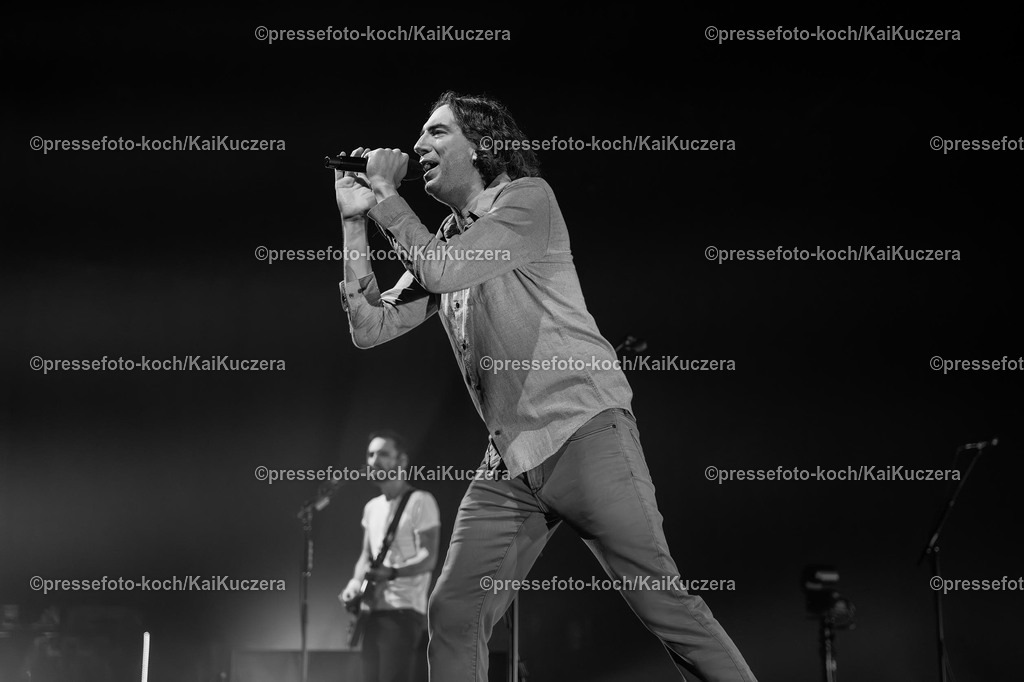 KKU07022501012 | 07.02.2025, xkkux, Düsseldorf, Die Band Snow Patrol performt bei ihrer Deutschlandtour in der Mitsubishi Electric HALLE. Im Bild Gary Lightbody