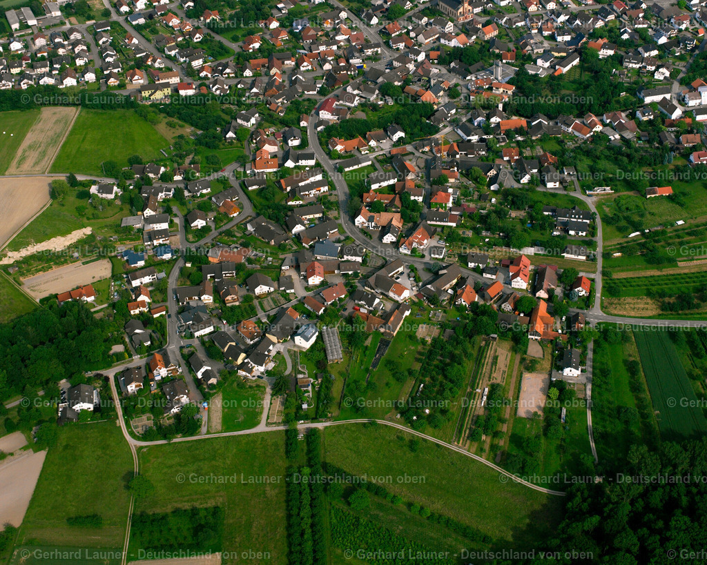 2526104 | Unzhurst 01.08.2005 Ortsansicht am Rande von landwirtschaftlichen Feldern und Nutzflächen  in Ottersweier im Bundesland Baden-Württemberg, Deutschland // Village view on the edge of agricultural fields and land  in Ottersweier in the state Baden-Wuerttemberg, Germany Foto: Gerhard Launer