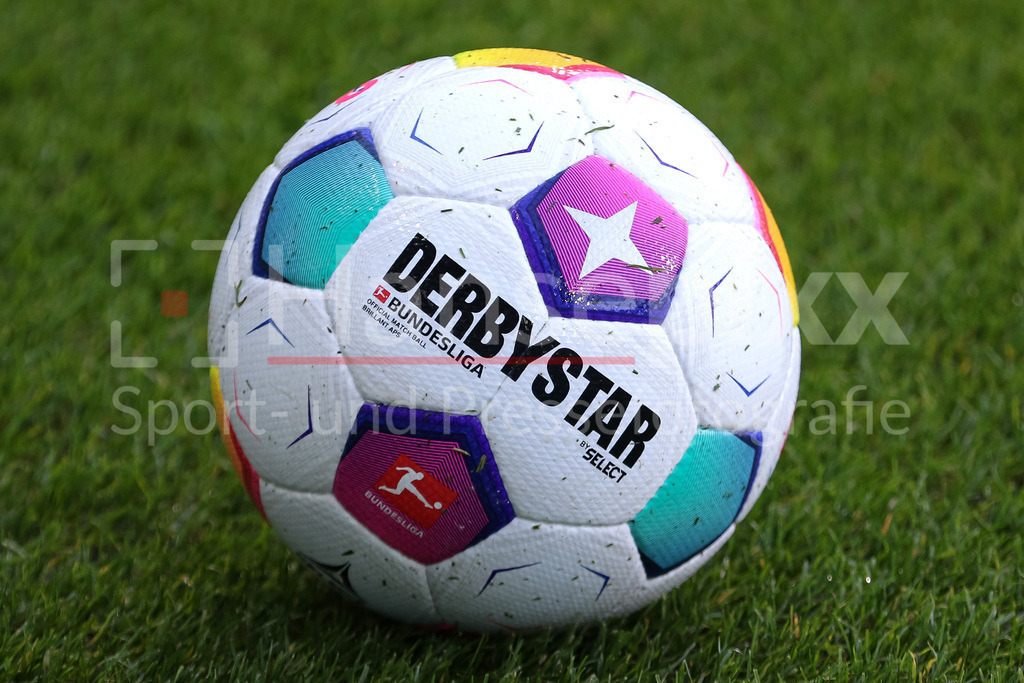 Fussball, Bundesliga, SV Werder Bremen - SC Freiburg | v.li.: Der Spielball liegt auf dem Spielfeld, Rasen, Bundesliga, Derbystar, Brillant APS, Symbolfoto, Symbolbild Fussball, Fußball, Ball, DIE DFL-RICHTLINIEN UNTERSAGEN JEGLICHE NUTZUNG VON FOTOS ALS SEQUENZBILDER UND/ODER VIDEOÄHNLICHE FOTOSTRECKEN. DFL REGULATIONS PROHIBIT ANY USE OF PHOTOGRAPHS AS IMAGE SEQUENCES AND/OR QUASI-VIDEO.