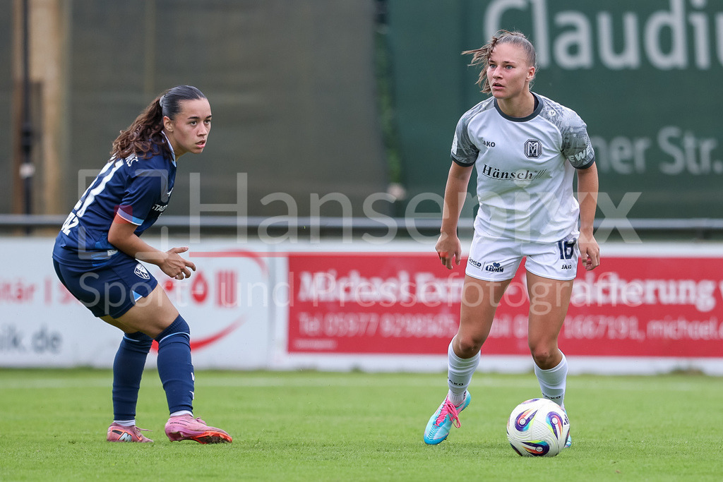 Fussball, Testspiel Frauen, SV Meppen - VfL Bochum | v.li.: Anna Marques (VfL Bochum, 21) und Lana Hubbeling (SV Meppen, 18) im Zweikampf, Duell, Dynamik, Aktion, Action, Spielszene