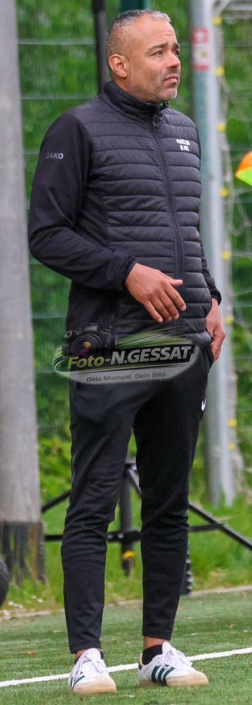 SC Bünde - TuS Tengern | Auf dem Bild zu sehen: SC Bünde Trainer: Mohammed Ali Ben Aziza SC Bünde, TuS Tengern, Saison 25/26, Bezirksliga, Hunnebrock, Deutschland - Realisiert mit Pictrs.com