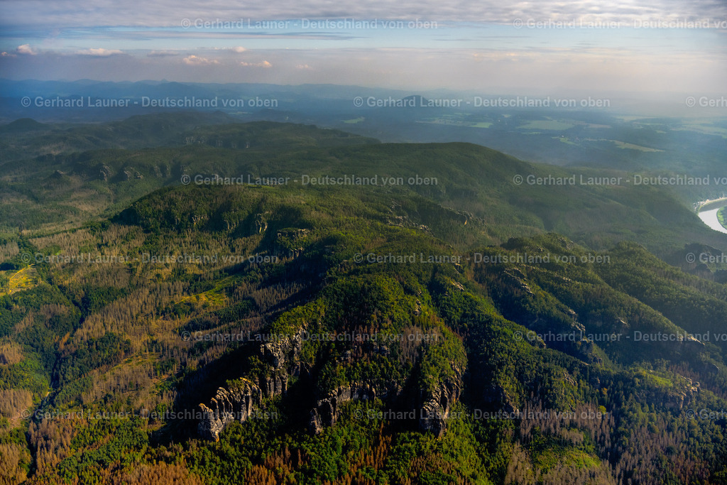 4060681 | BAD SCHANDAU 07.09.2021 Felsen- Massiv und Gesteinsformation Carolafelsen in Bad Schandau Elbsandsteingebirge im Bundesland Sachsen, Deutschland. // Rock massif and rock formation Carolafelsen in Bad Schandau Elbe Sandstone Mountains in the state Saxony, Germany. Foto: Gerhard Launer