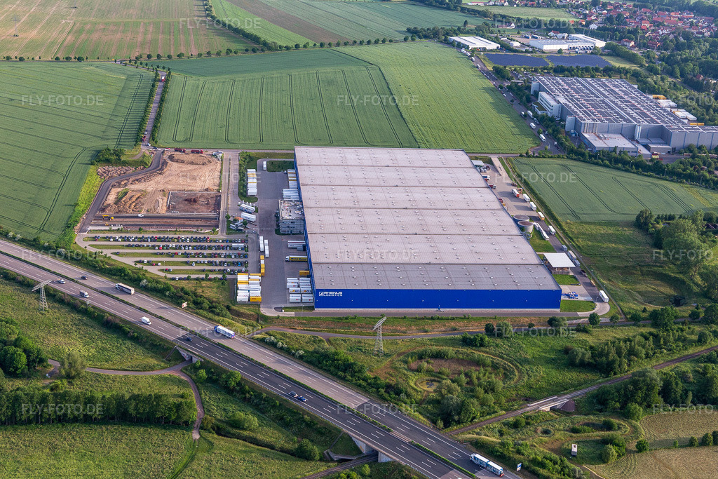 Luftbild: Lagerhallen und Speditionsgebäude der Rhenus SE & Co. KGgau im Ortsteil Hörselgau in Hörsel im Bundesland Thüringen in Deutschland. Foto: IMG_007617.jpg vom 15.06.2021 durch Werner Riehm/FLY-FOTO.de