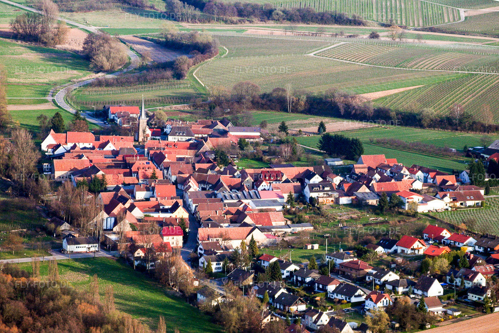Luftbild: Dorfansicht im Ortsteil Heuchelheim in Heuchelheim-Klingen im Bundesland Rheinland-Pfalz in Deutschland. Foto: IMG_1398.jpg vom 07.04.2006 durch Werner Riehm/FLY-FOTO.de