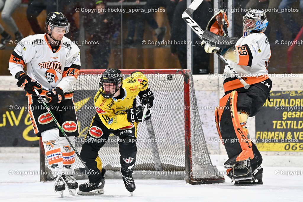 EC Hornets Spittal vs. USC Piraten Velden 18.2.2024 | #44 Siutz Philip USC Velden, #14 Stele Florian EC Hornets Spittal, #29 Stroi Thomas USC Velden, EC Hornets Spittal vs. USC Piraten Velden 18.2.2024, EC Hornets Spittal vs. USC Piraten Velden 18.2.2024 am 18.02.2024 in Spittal an der Drau (Eissportzentrum Spittal), Austria, (Photo by Bernd Stefan)