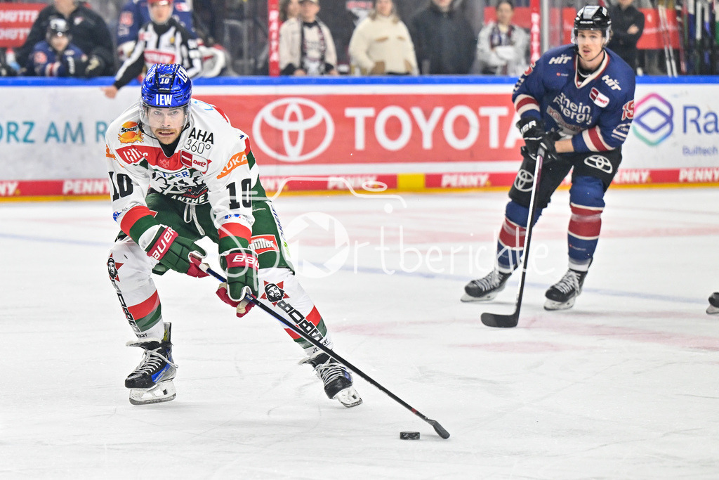 Kölner Haie - Augsburger Panther | am Puck Chris COLLINS (Augsburger Panther #10) / DEL: Koelner Haie - Augsburger Panther, Lanxess Arena am 05.01.2025