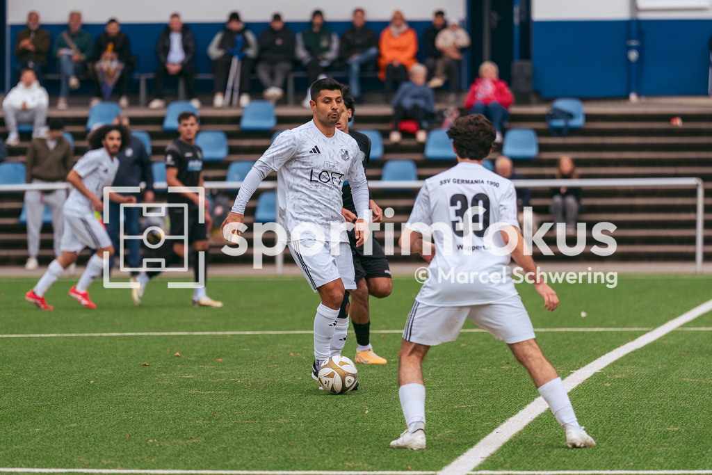 SSV Germania Wuppertal – Cronenberger SC | Tarik Özkan (10, SSV Germania Wuppertal) am Ball. Bezirksliga Niederrhein, Gruppe 2: SSV Germania Wuppertal gegen Cronenberger SC, Wuppertal, 11.10.2026. Endstand: 1:4. sportimfokus / Marcel Schwering - Realisiert mit Pictrs.com