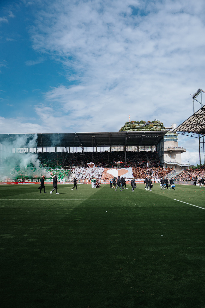 HEV08640 | Der offizielle Shop für FC St. Pauli Fotos. Wähle aus Spielszenen & Fanmomenten dein FCSP Wunschformat. Wir liefern Millerntor-Atmosphäre.