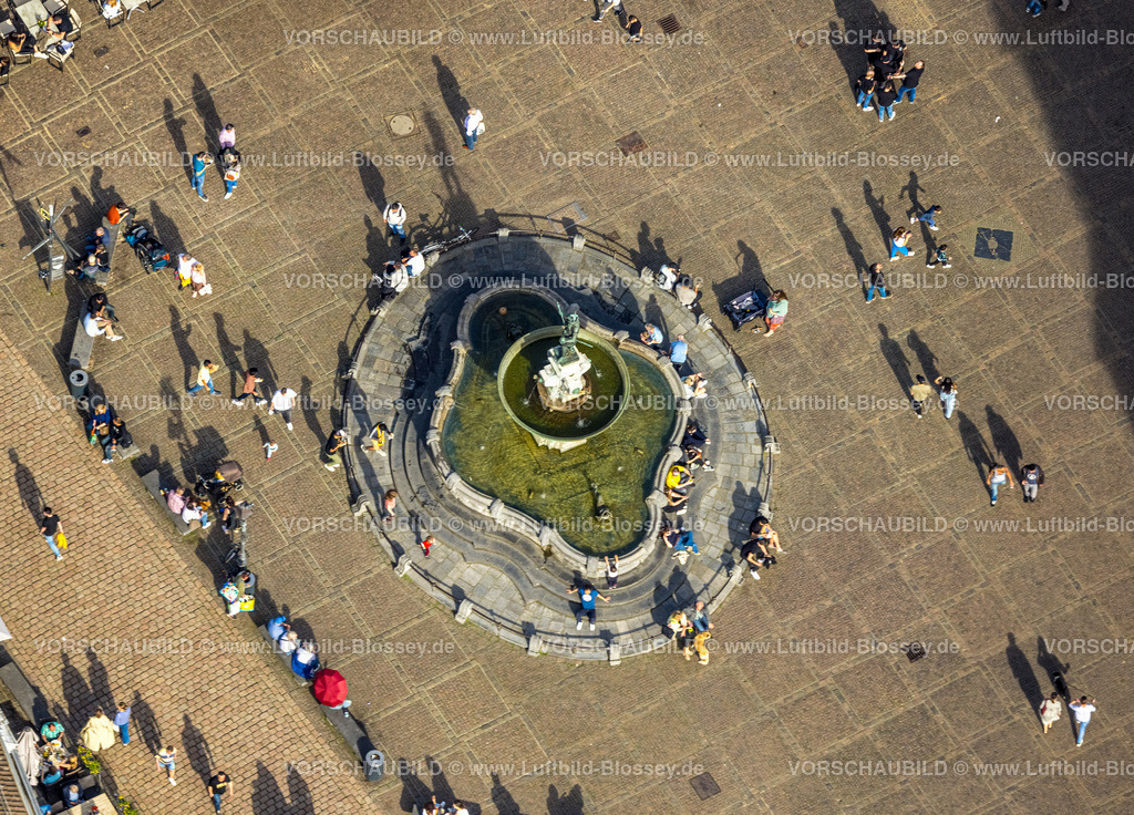 Aachen240403540 | Luftbild, Karlsbrunnen mit Bronzeskulptur Karls des Großen, historische Sehenswürdigkeit, Besucher und Touristen auf dem Marktplatz am Rathaus, Markt, Aachen, Rheinland, Nordrhein-Westfalen, Deutschland