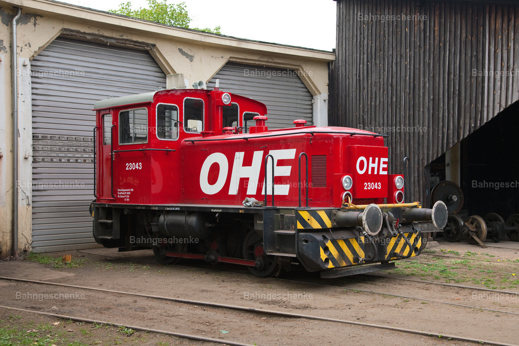 OHE23043Bleckede3p290412 | Stöbern Sie durch einzigartige Aufnahmen und finden die perfekte Aufnahme für jeden Eisenbahnentheusiast! Stellen Sie sich aus einer Reihe von Möglichkeiten wie der Druck auf Leinwände, Fotoposter, Kalender oder Magnetfotos Ihr Geschenk zusammen - Realisiert mit Pictrs.com