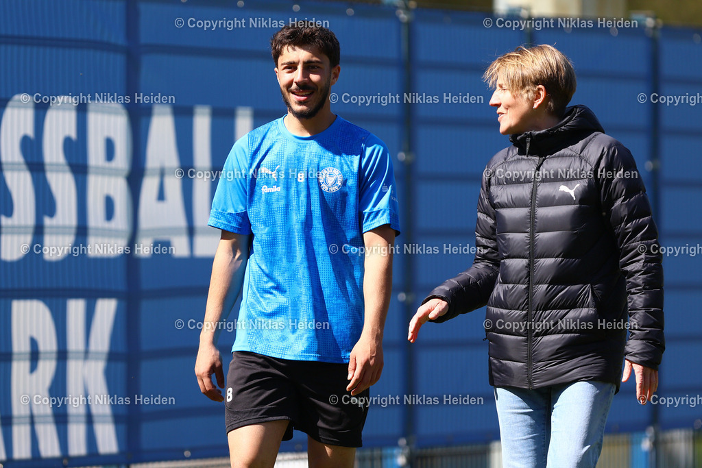 NH_HolsteinKiel_Training_28042026 | #8 Umut Tohumcu (Holstein Kiel) und Maren Schneider (Pressesprecherin, Holstein Kiel)Fußball I Herren I Training I Saison 2025-2026 I Holstein Kiel I 28.04.2026 I Citti-Fußballpark