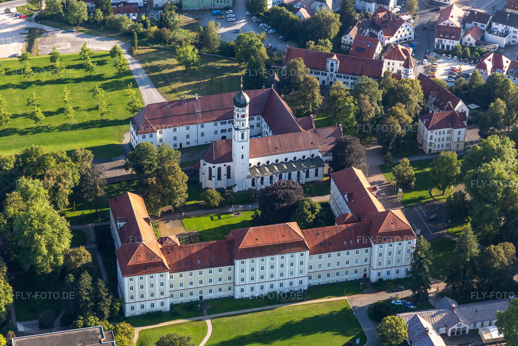 Luftbild: Gebäudekomplex des Klosters in Bad Schussenried im Bundesland Baden-Württemberg in Deutschland. – Foto: IMG_128845.jpg vom 03.09.2021 durch Werner Riehm/FLY-FOTO.de – Auflösung des Originals: 5472 x 3648 px
