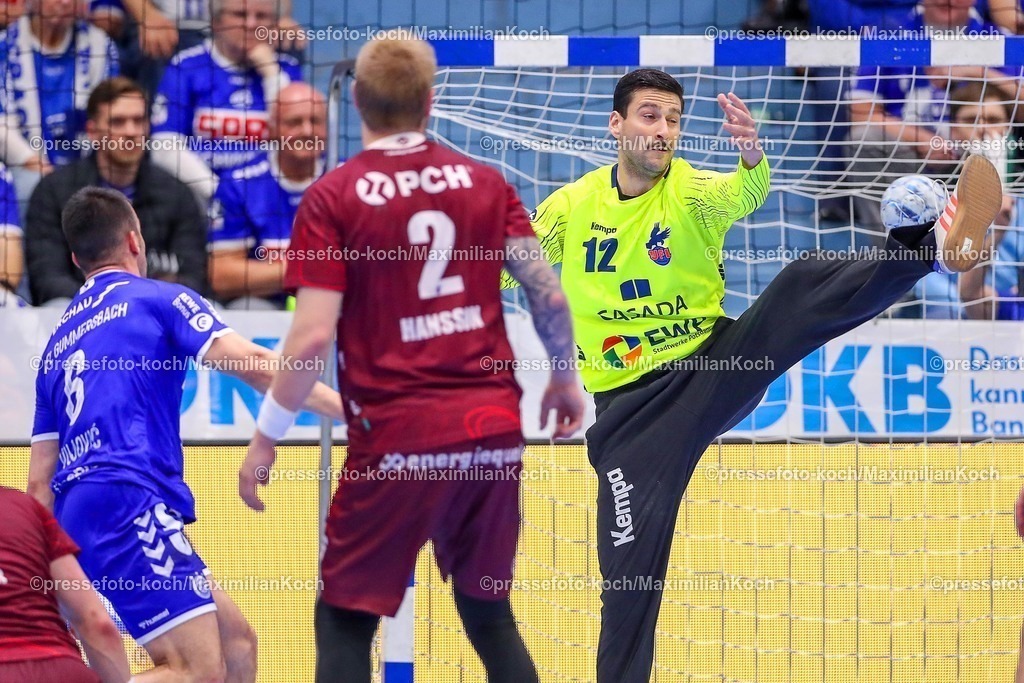 Gum25042501024 | 25.04.2025, Handball, HBL, VfL Gummersbach - 1. VfL Potsdam, Schwalbe-Arena: Milos Vujovic (GUM #6)w irft auf das Tor con Torwart Martin Tomovski (VfL Potsdam #12) 