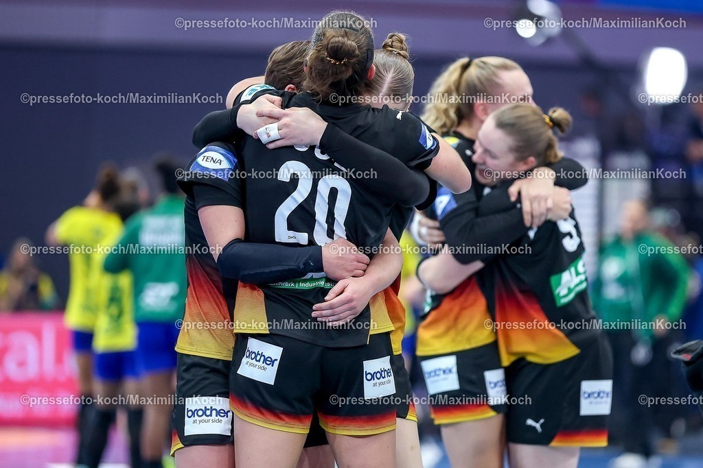 IHF09122502134 | 09.12.2025, Handball WM Frauen, Viertelfinale, Deutschland - Brasilien, 27th IHF Women's Handball World Championship, Westfalenhalle Dortmund: Freude nach dem Sieg und dem EInzug ins Halbfinale. Die Mannschaft feiert den Sieg unter Freudentränen zusammen auf dem Spielfeld und liegt sich glücklich in den Armen. Alina Grijseels (GER #04) Emily Vogel (GER #20) Nieke Kuhne (GER #19) 