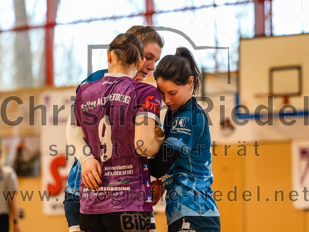 2024-03-09_042_SpVgg_Altenerding_gegen_Eintracht_Dachau-Karlsfeld | Erding, Deutschland, 09.03.2024:
Handball, Bezirksoberliga Frauen Altbayern 2023 / 2024, 17. Spieltag, SpVgg Altenerding gegen Eintracht Dachau-Karlsfeld, Endergebnis: 26:25

Julia Kranich (SpVgg Altenerding, #9), Lisa Brugger (TSV Eintracht Karlsfeld, #10)

Foto: Christian Riedel / fotografie-riedel.net